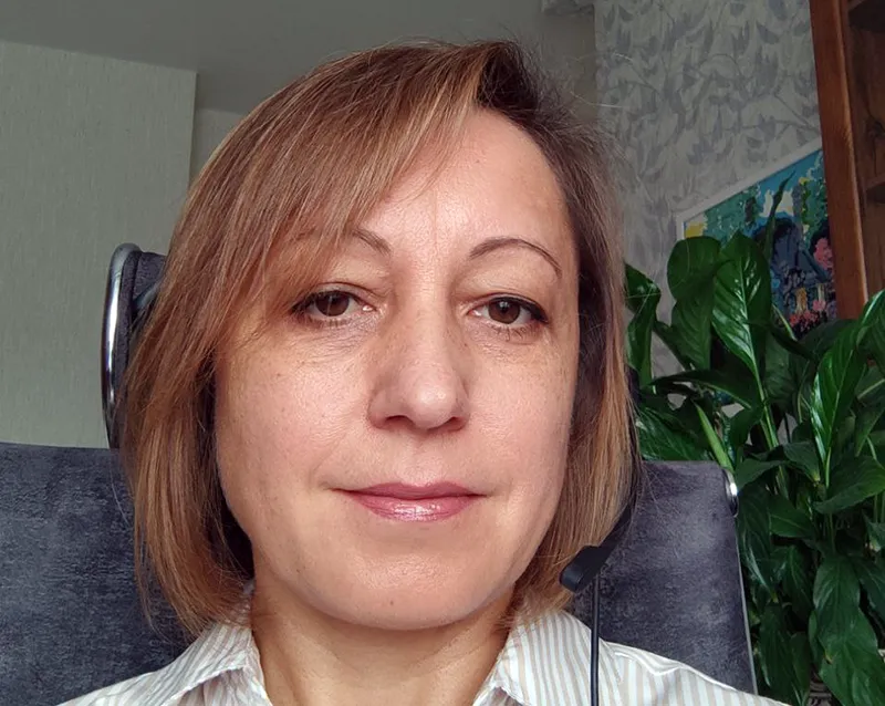 Психолог Евгения Авсюкевич на рабочем месте ведет приём онлайн.