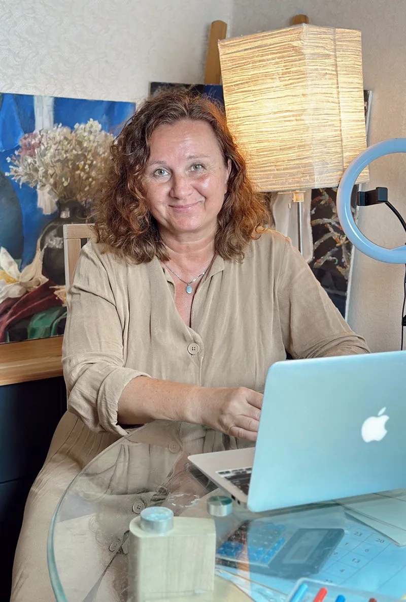 Психолог Наталья Елисеева на рабочем месте во время онлайн-консультации.